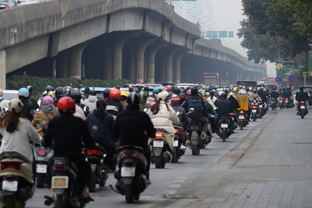 Hà Nội ngày cận Tết: Chờ 4 nhịp đèn chưa thoát khỏi ùn tắc, giờ nào cũng là... giờ cao điểm - Ảnh 4.