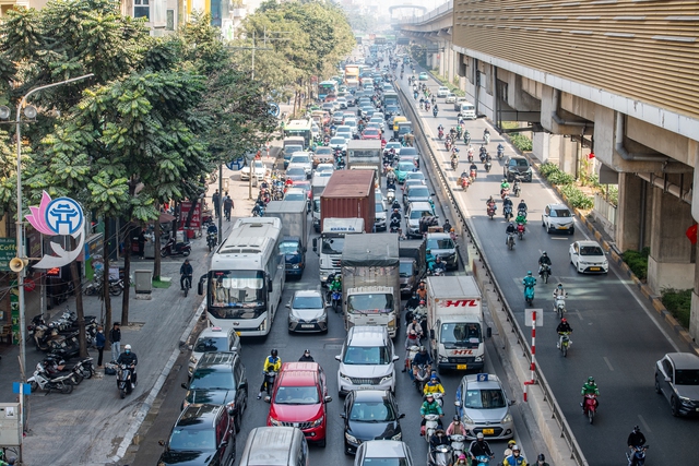 Hà Nội ngày cận Tết: Chờ 4 nhịp đèn chưa thoát khỏi ùn tắc, giờ nào cũng là... giờ cao điểm - Ảnh 8.