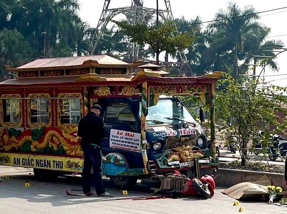 Dừng chờ đèn đỏ, 3 người bị xe tang tông thương vong- Ảnh 1. Dừng chờ đèn đỏ, 3 người bị xe tang tông thương vong- Ảnh 1.