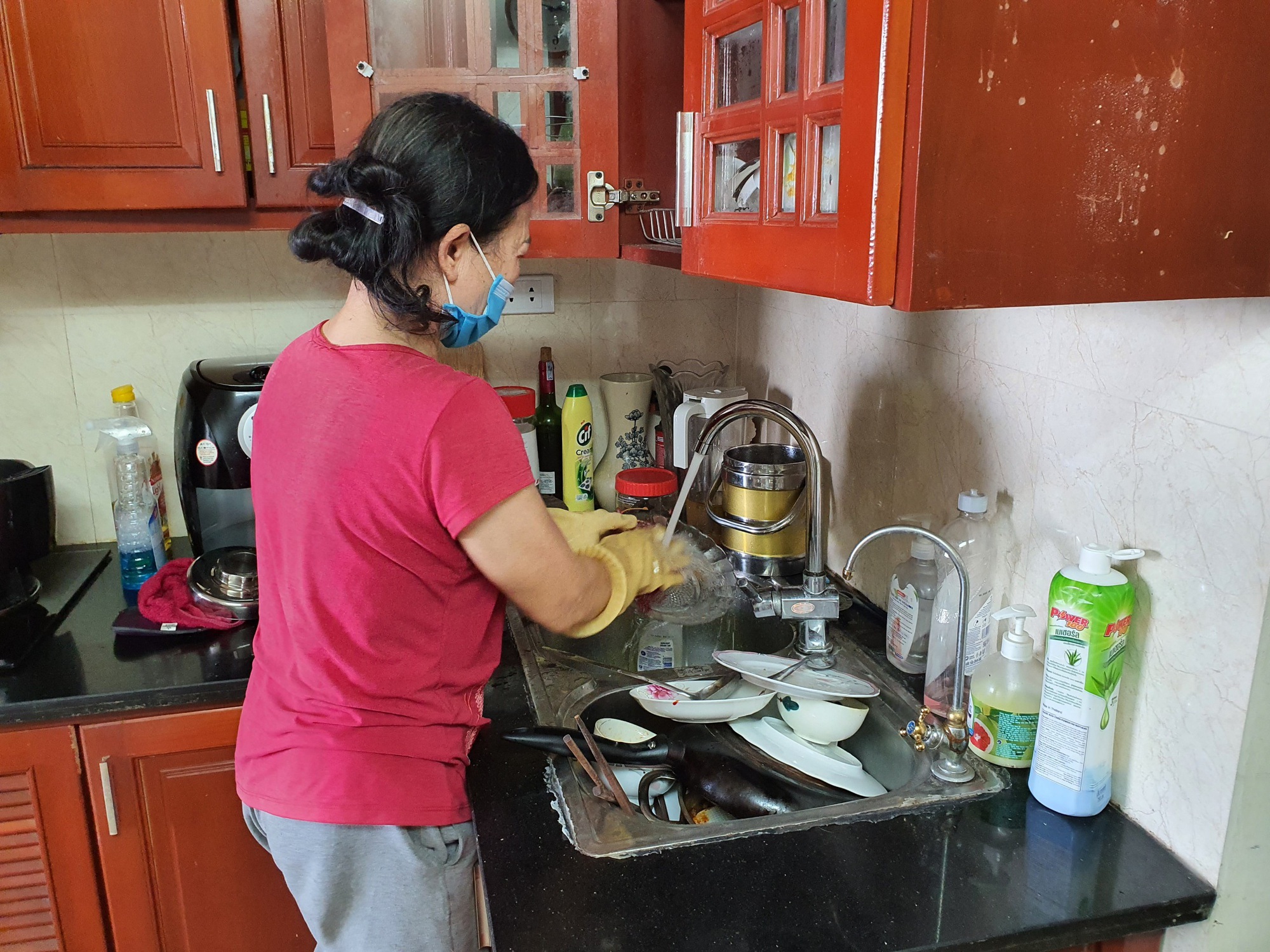 Lương thưởng của mình chưa biết ra sao đã phải tính lương thưởng cho giúp việc: Mẹ Hà Nội hỏi 1 câu gây tranh cãi- Ảnh 2. Lương thưởng của mình chưa biết ra sao đã phải tính lương thưởng cho giúp việc: Mẹ Hà Nội hỏi 1 câu gây tranh cãi- Ảnh 2.