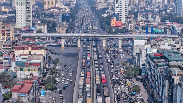 Hà Nội ngày cận Tết: Chờ 4 nhịp đèn chưa thoát khỏi ùn tắc, giờ nào cũng là... giờ cao điểm - Ảnh 5.