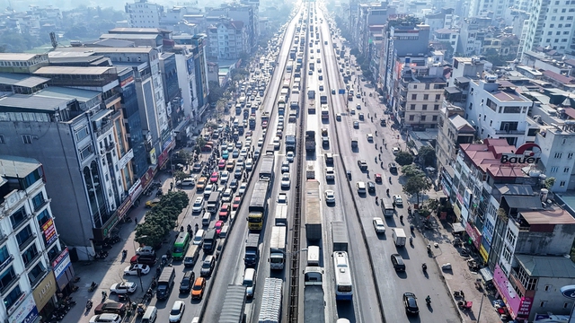 Hà Nội ngày cận Tết: Chờ 4 nhịp đèn chưa thoát khỏi ùn tắc, giờ nào cũng là... giờ cao điểm - Ảnh 6.