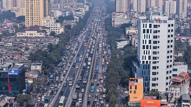 Hà Nội ngày cận Tết: Chờ 4 nhịp đèn chưa thoát khỏi ùn tắc, giờ nào cũng là... giờ cao điểm - Ảnh 7.