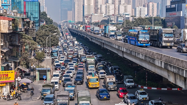 Hà Nội ngày cận Tết: Chờ 4 nhịp đèn chưa thoát khỏi ùn tắc, giờ nào cũng là... giờ cao điểm - Ảnh 10.