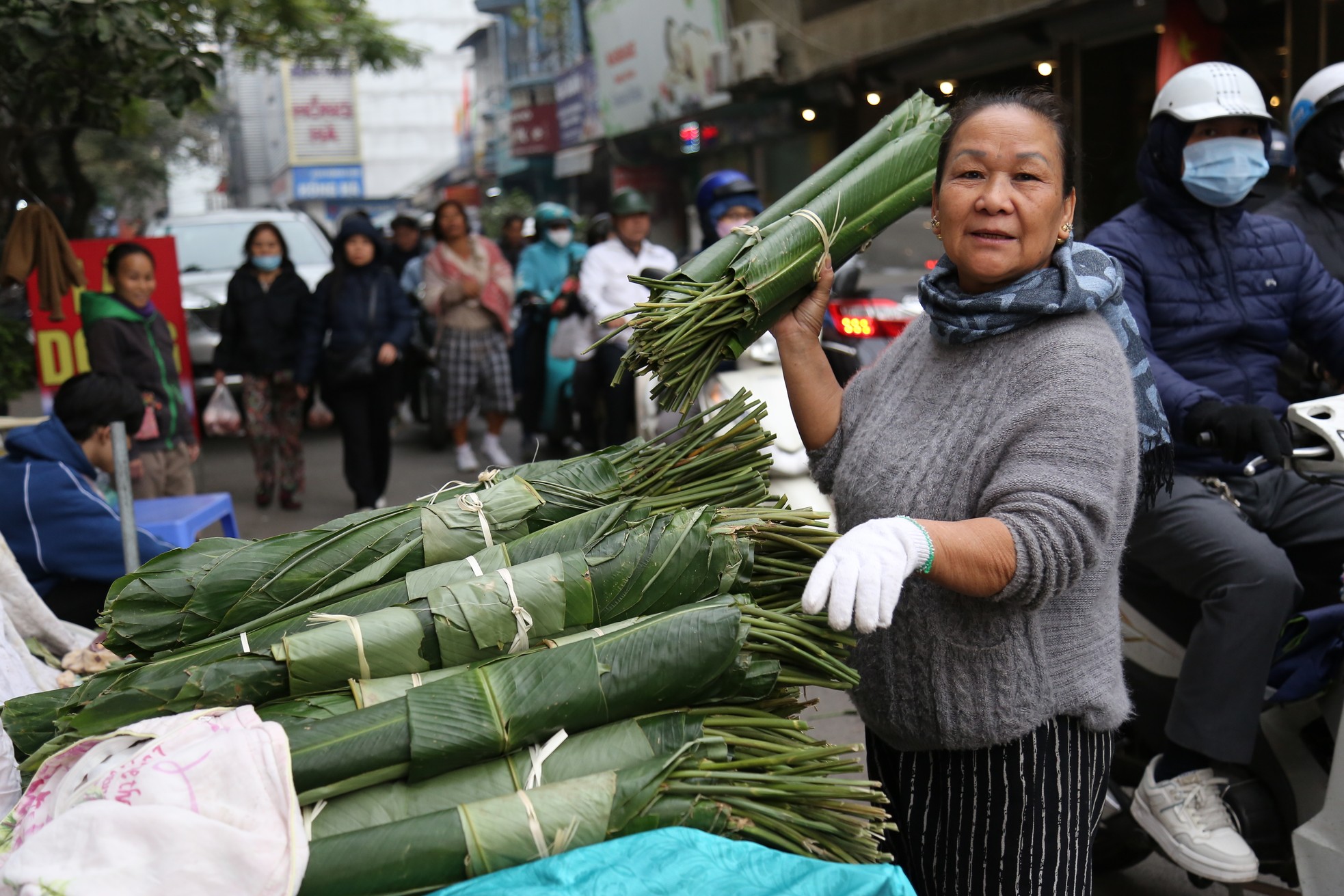 Chợ lá dong lâu đời nhất Hà Nội tấp nập từ sáng đến tối - Ảnh 5.