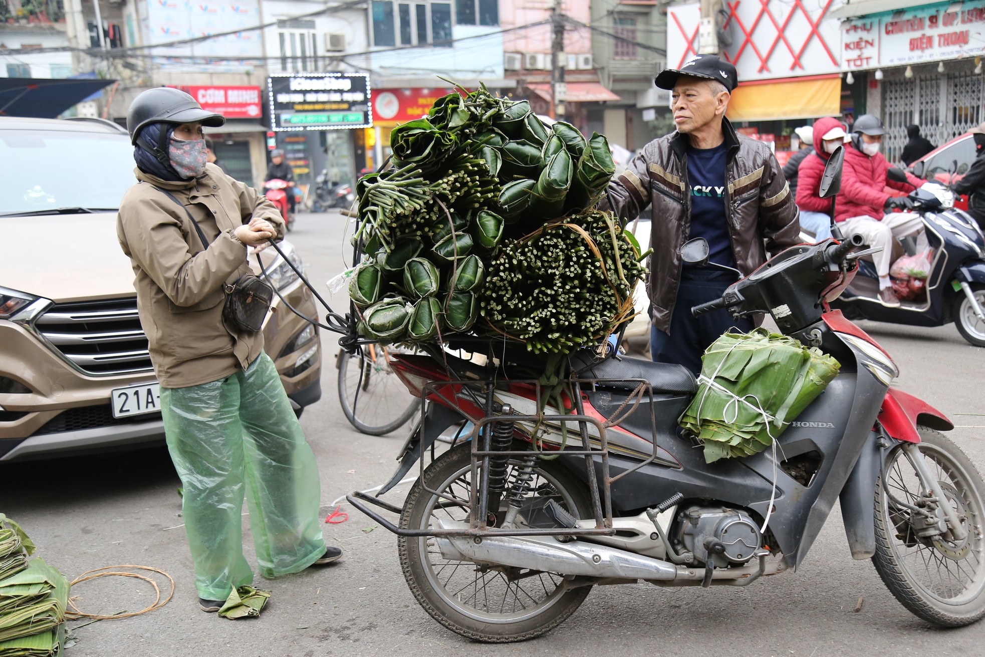 Chợ lá dong lâu đời nhất Hà Nội tấp nập từ sáng đến tối - Ảnh 6.