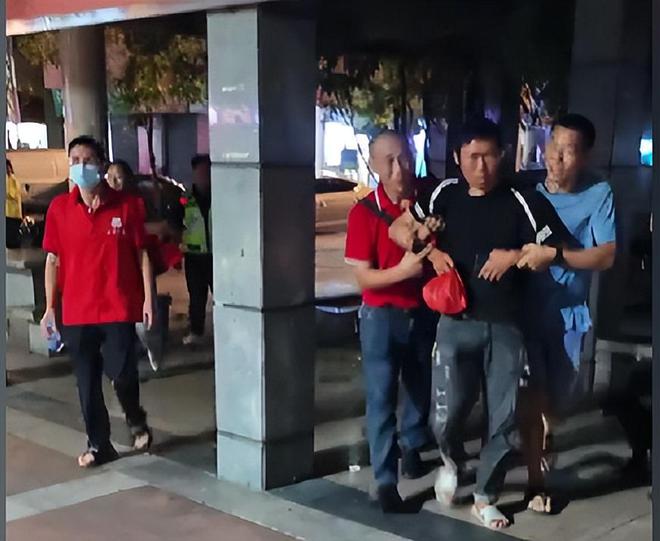 Bỏ nhà ra đi suốt 8 năm vì trượt đại học, ngày trở về nhìn thấy bố, nam thanh niên gào thét: "Ông không phải cha tôi!" - Ảnh 2. Bỏ nhà ra đi suốt 8 năm vì trượt đại học, ngày trở về nhìn thấy bố, nam thanh niên gào thét: "Ông không phải cha tôi!" - Ảnh 2.