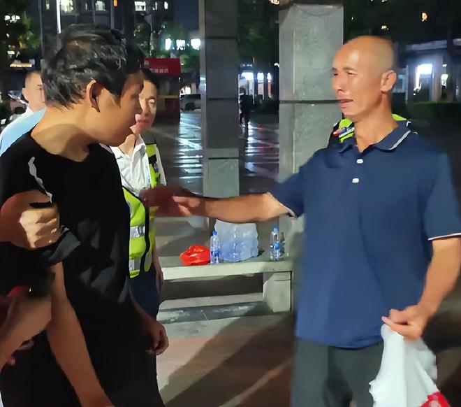 Bỏ nhà ra đi suốt 8 năm vì trượt đại học, ngày trở về nhìn thấy bố, nam thanh niên gào thét: "Ông không phải cha tôi!" - Ảnh 3. Bỏ nhà ra đi suốt 8 năm vì trượt đại học, ngày trở về nhìn thấy bố, nam thanh niên gào thét: "Ông không phải cha tôi!" - Ảnh 3.