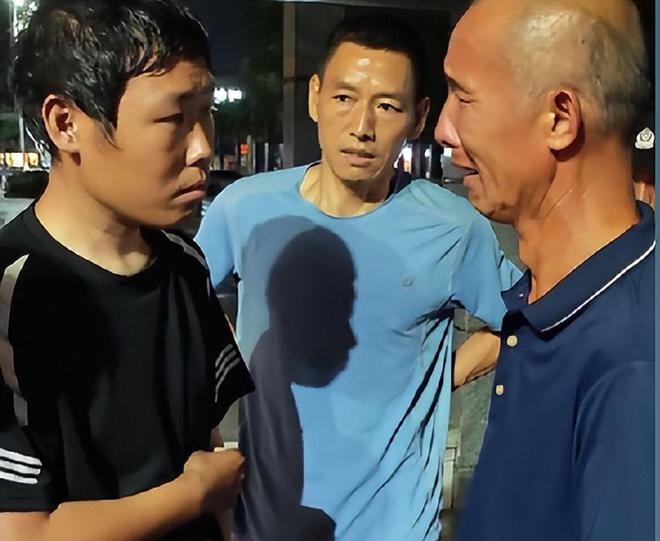 Bỏ nhà ra đi suốt 8 năm vì trượt đại học, ngày trở về nhìn thấy bố, nam thanh niên gào thét: "Ông không phải cha tôi!" - Ảnh 4. Bỏ nhà ra đi suốt 8 năm vì trượt đại học, ngày trở về nhìn thấy bố, nam thanh niên gào thét: "Ông không phải cha tôi!" - Ảnh 4.