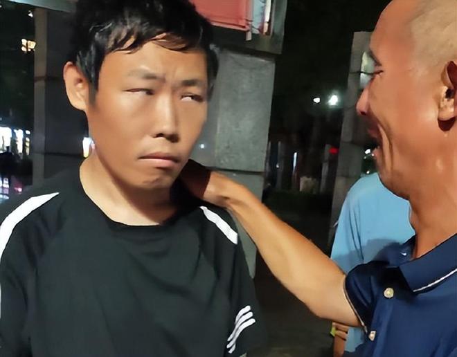 Bỏ nhà ra đi suốt 8 năm vì trượt đại học, ngày trở về nhìn thấy bố, nam thanh niên gào thét: "Ông không phải cha tôi!" - Ảnh 1. Bỏ nhà ra đi suốt 8 năm vì trượt đại học, ngày trở về nhìn thấy bố, nam thanh niên gào thét: "Ông không phải cha tôi!" - Ảnh 1.