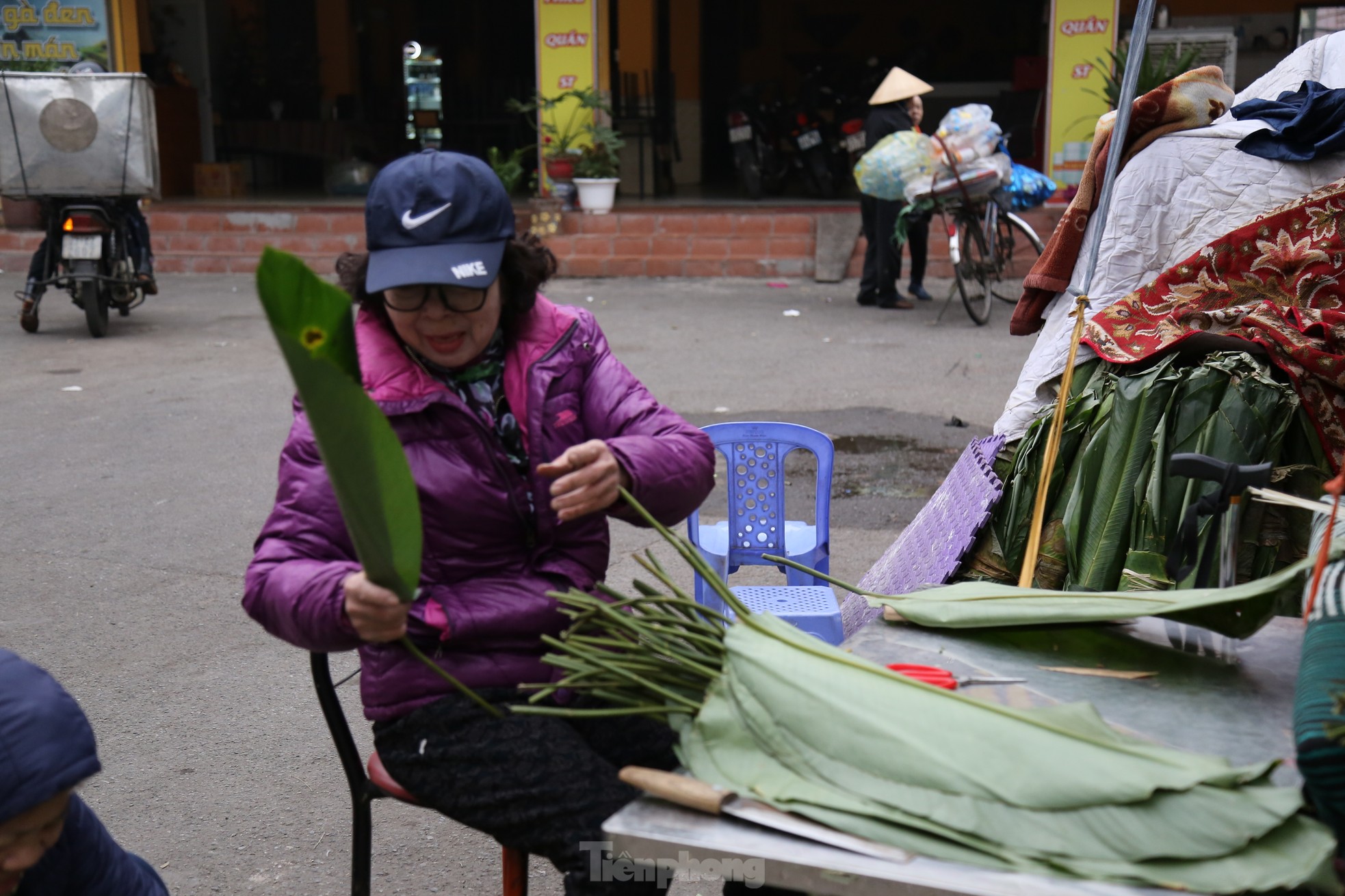 Chợ lá dong lâu đời nhất Hà Nội tấp nập từ sáng đến tối - Ảnh 8.