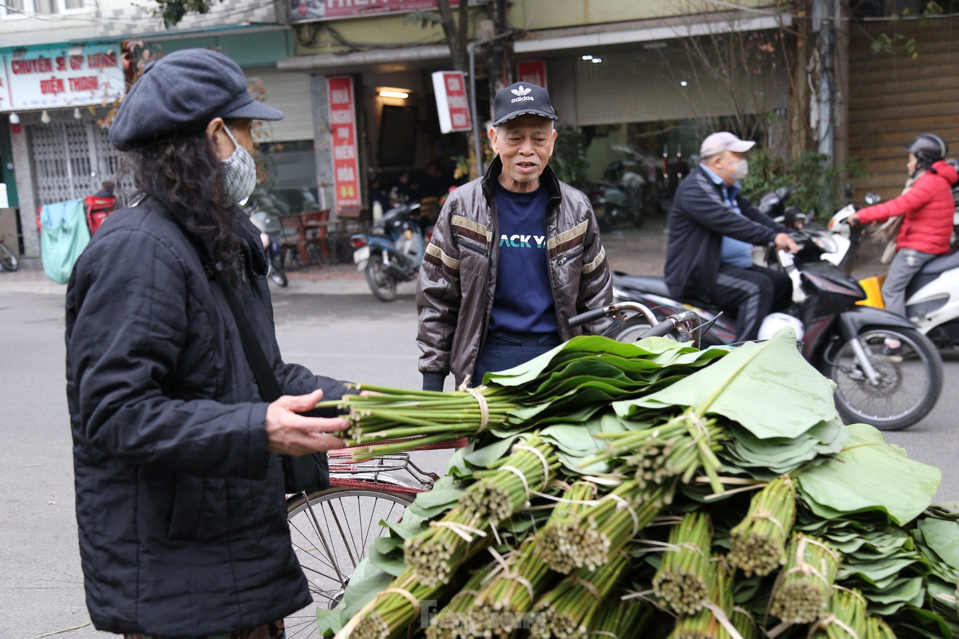 Chợ lá dong lâu đời nhất Hà Nội tấp nập từ sáng đến tối - Ảnh 1.