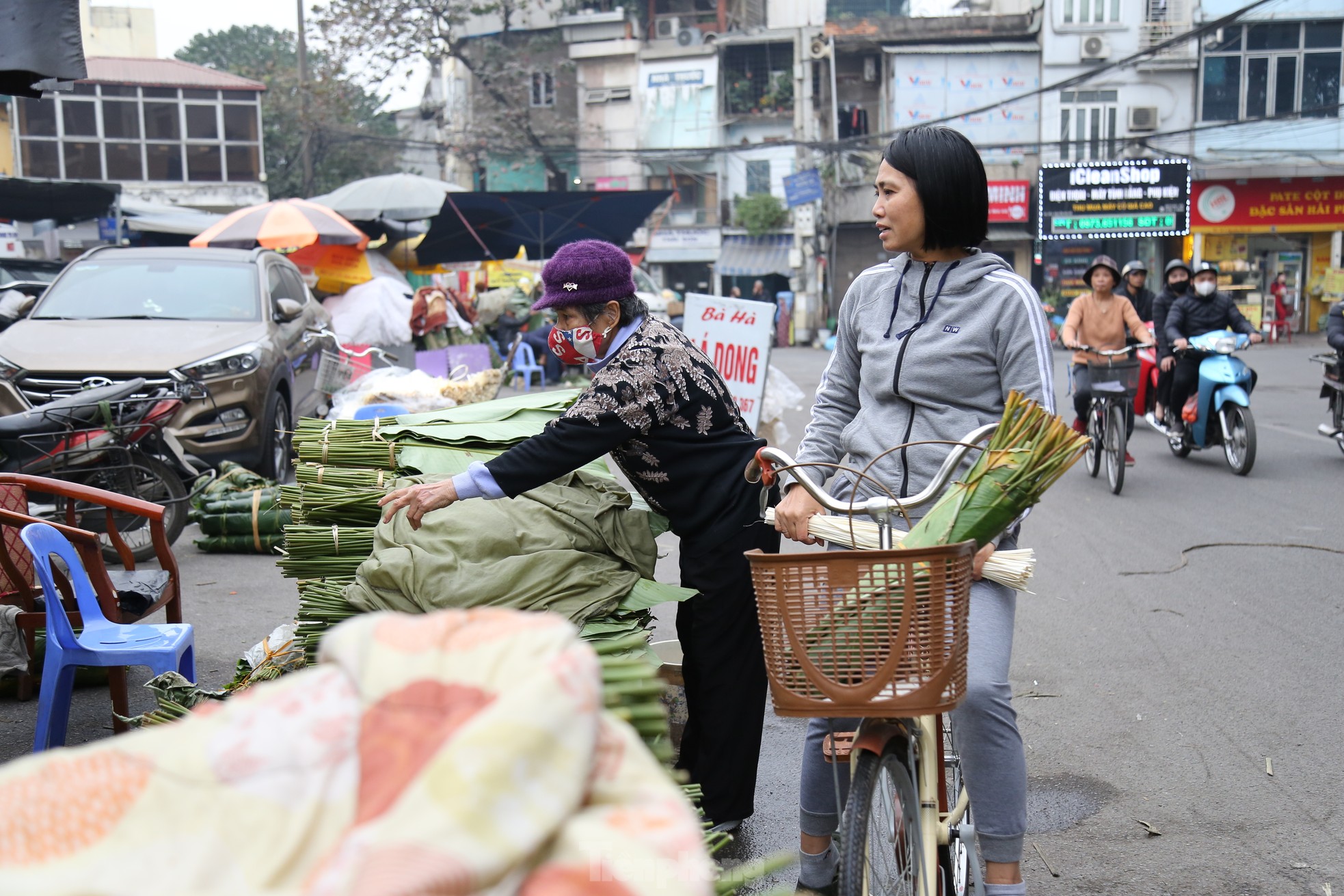 Chợ lá dong lâu đời nhất Hà Nội tấp nập từ sáng đến tối - Ảnh 4.