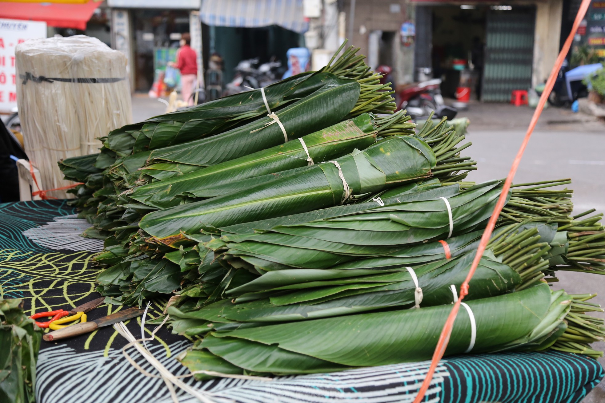 Chợ lá dong lâu đời nhất Hà Nội tấp nập từ sáng đến tối - Ảnh 2.