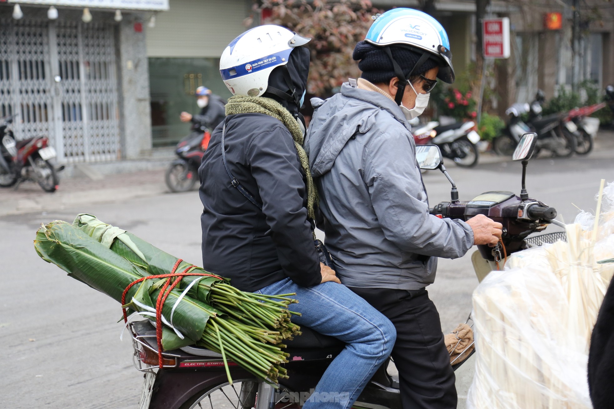 Chợ lá dong lâu đời nhất Hà Nội tấp nập từ sáng đến tối - Ảnh 12.