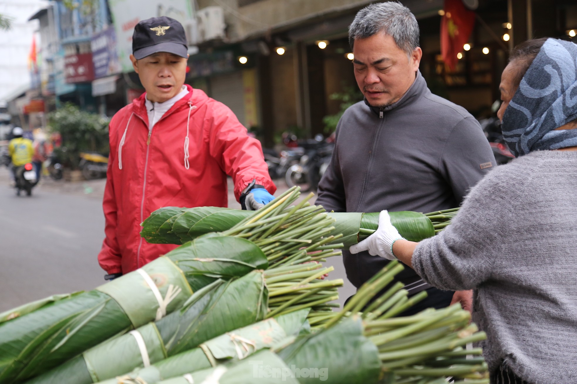 Chợ lá dong lâu đời nhất Hà Nội tấp nập từ sáng đến tối - Ảnh 10.