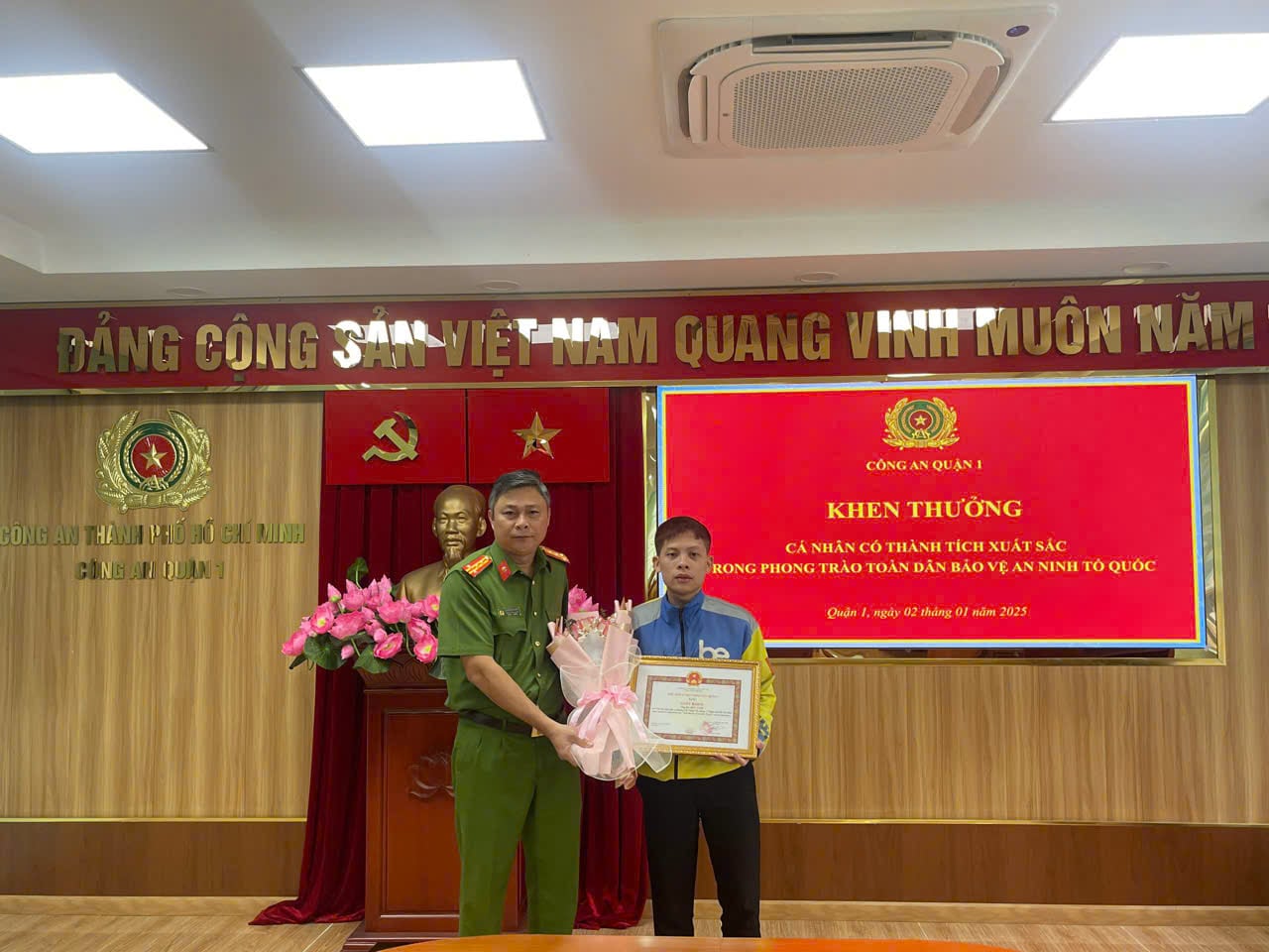 Khen thưởng tài xế dũng cảm ngăn chặn đôi nam nữ gây rối ở trung tâm quận 1- Ảnh 1. Khen thưởng tài xế dũng cảm ngăn chặn đôi nam nữ gây rối ở trung tâm quận 1- Ảnh 1.