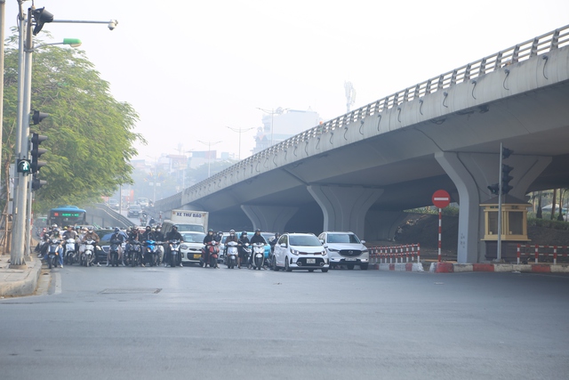 Ngày đi làm đầu tiên của năm 2025: Các ngã tư ở Hà Nội trật tự và ngay ngắn đến lạ!- Ảnh 9.