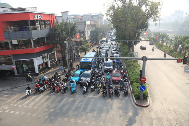 Ngày đi làm đầu tiên của năm 2025: Các ngã tư ở Hà Nội trật tự và ngay ngắn đến lạ!- Ảnh 11.