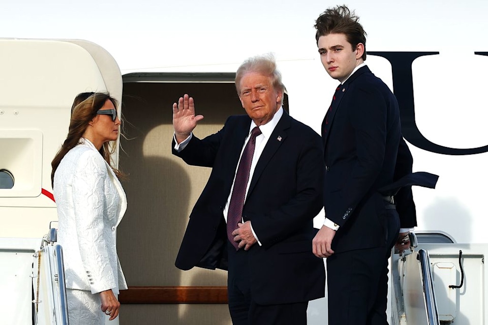 &quot;Hoàng tử Nhà Trắng&quot; Barron Trump bất ngờ gây sốt với ngoại hình cực kỳ khác lạ đến không nhận ra trong ngày cha nhậm chức - Ảnh 4.