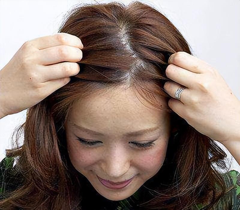Phụ nữ trung niên có 2 HIỂU LẦM về tóc bạc: Tết đến là uốn tóc xoăn nhỏ và nhuộm màu càng rực rỡ càng đẹp - Ảnh 9. Phụ nữ trung niên có 2 HIỂU LẦM về tóc bạc: Tết đến là uốn tóc xoăn nhỏ và nhuộm màu càng rực rỡ càng đẹp - Ảnh 9.