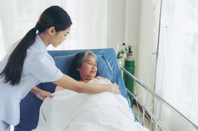 Ngày mẹ tôi nhập viện, em dâu bận rộn đi du lịch, câu nói của cháu trai làm em ấy cho người giúp việc nghỉ làm - Ảnh 1. Ngày mẹ tôi nhập viện, em dâu bận rộn đi du lịch, câu nói của cháu trai làm em ấy cho người giúp việc nghỉ làm - Ảnh 1.