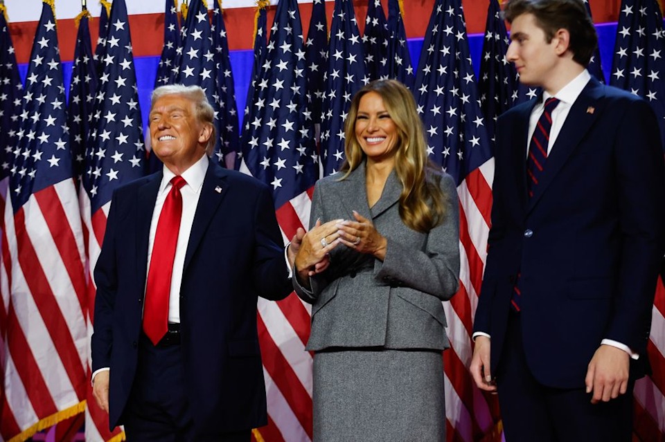 &quot;Hoàng tử Nhà Trắng&quot; Barron Trump bất ngờ gây sốt với ngoại hình cực kỳ khác lạ đến không nhận ra trong ngày cha nhậm chức - Ảnh 5.