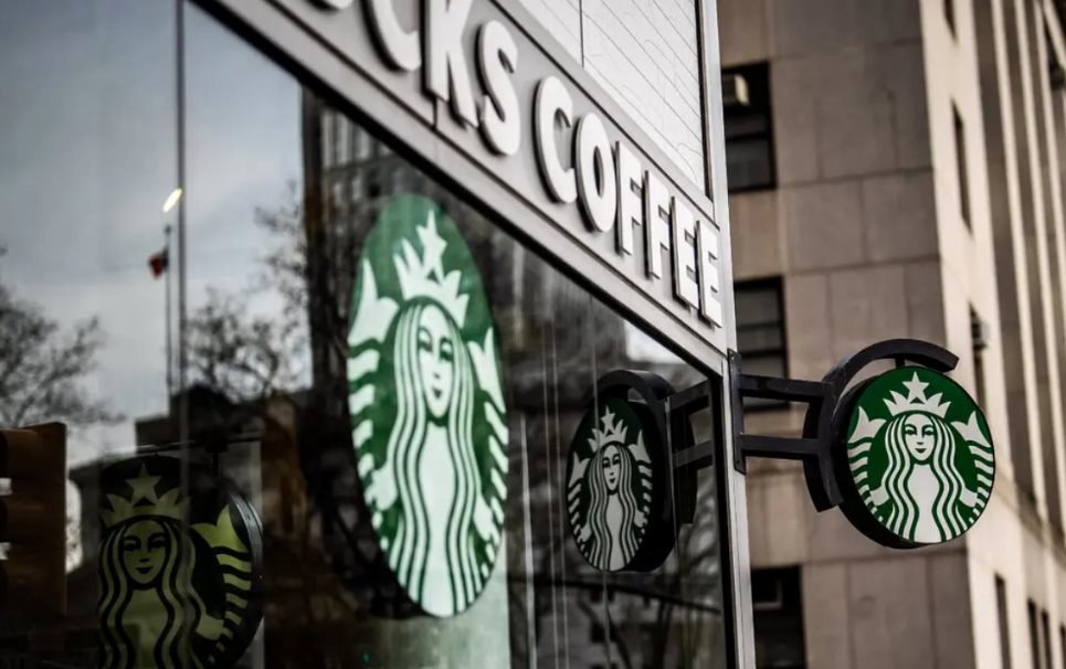 Bão sa thải đang tới rất gần: Starbucks tuyên bố sẽ cắt giảm nhân sự trên toàn cầu trong năm 2025 - Ảnh 1.