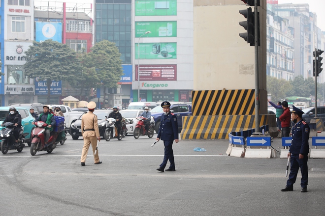 Cận kề Tết Nguyên đán, giao thông Hà Nội chìm trong biển xe cộ, điều chỉnh giao thông &quot;điểm nóng&quot; nhưng vài nhịp đèn vẫn chưa qua được ngã tư - Ảnh 5.