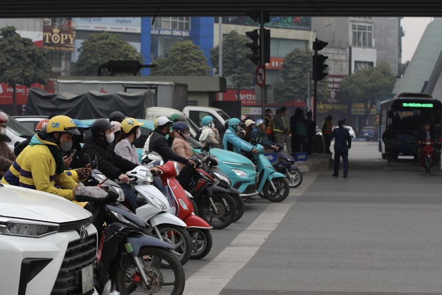 Cận kề Tết Nguyên đán, giao thông Hà Nội chìm trong biển xe cộ, điều chỉnh giao thông &quot;điểm nóng&quot; nhưng vài nhịp đèn vẫn chưa qua được ngã tư - Ảnh 9.