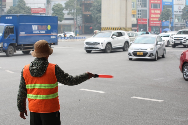 Cận kề Tết Nguyên đán, giao thông Hà Nội chìm trong biển xe cộ, điều chỉnh giao thông &quot;điểm nóng&quot; nhưng vài nhịp đèn vẫn chưa qua được ngã tư - Ảnh 6.