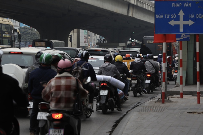 Cận kề Tết Nguyên đán, giao thông Hà Nội chìm trong biển xe cộ, điều chỉnh giao thông &quot;điểm nóng&quot; nhưng vài nhịp đèn vẫn chưa qua được ngã tư - Ảnh 3.