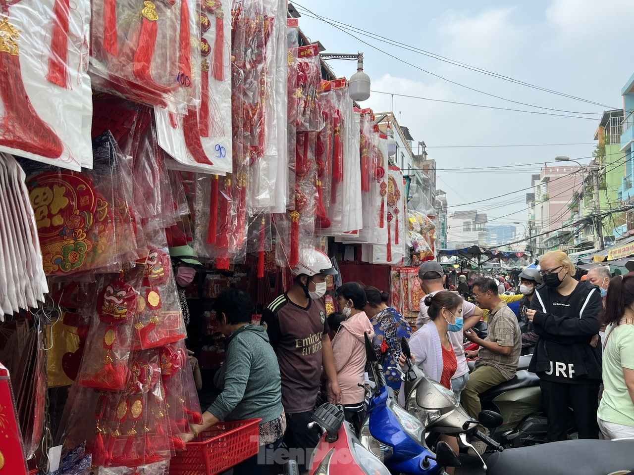 Khách tấp nập sát ngày ông Công ông Táo, nhân viên tiệm vàng mã bận không ngơi tay - Ảnh 21.