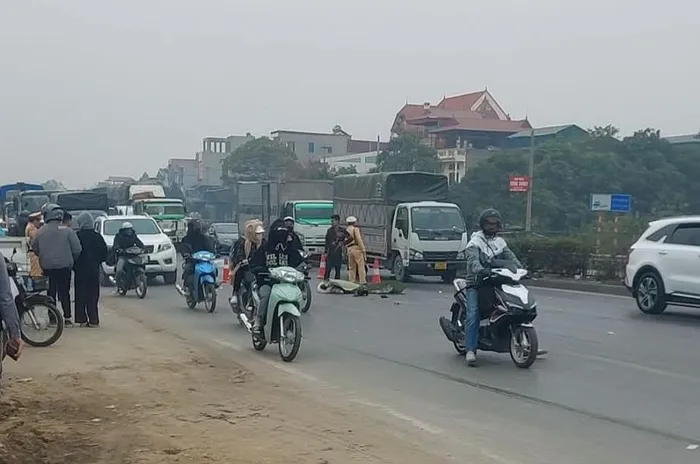 Nữ sinh viên năm cuối đại học tử vong thương tâm sau va chạm giao thông: Người cha ngồi thất thần tại hiện trường - Ảnh 1.