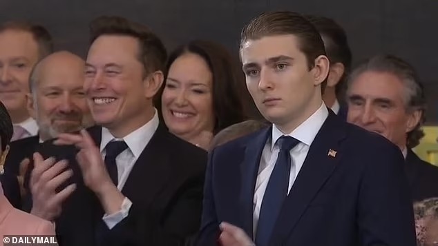 Khoảnh khắc gây bão của Elon Musk và Barron Trump - Ảnh 2.