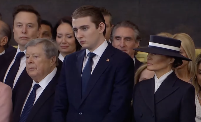 Diện mạo Barron Trump trong lễ nhậm chức của cha - Ảnh 4.