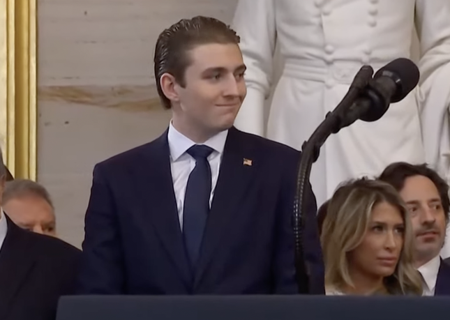 Diện mạo Barron Trump trong lễ nhậm chức của cha - Ảnh 3.