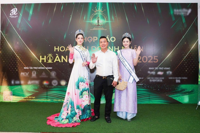 NSND &Aacute; hậu Trịnh Kim Chi ngồi 