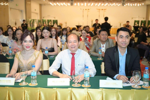 NSND &Aacute; hậu Trịnh Kim Chi ngồi 