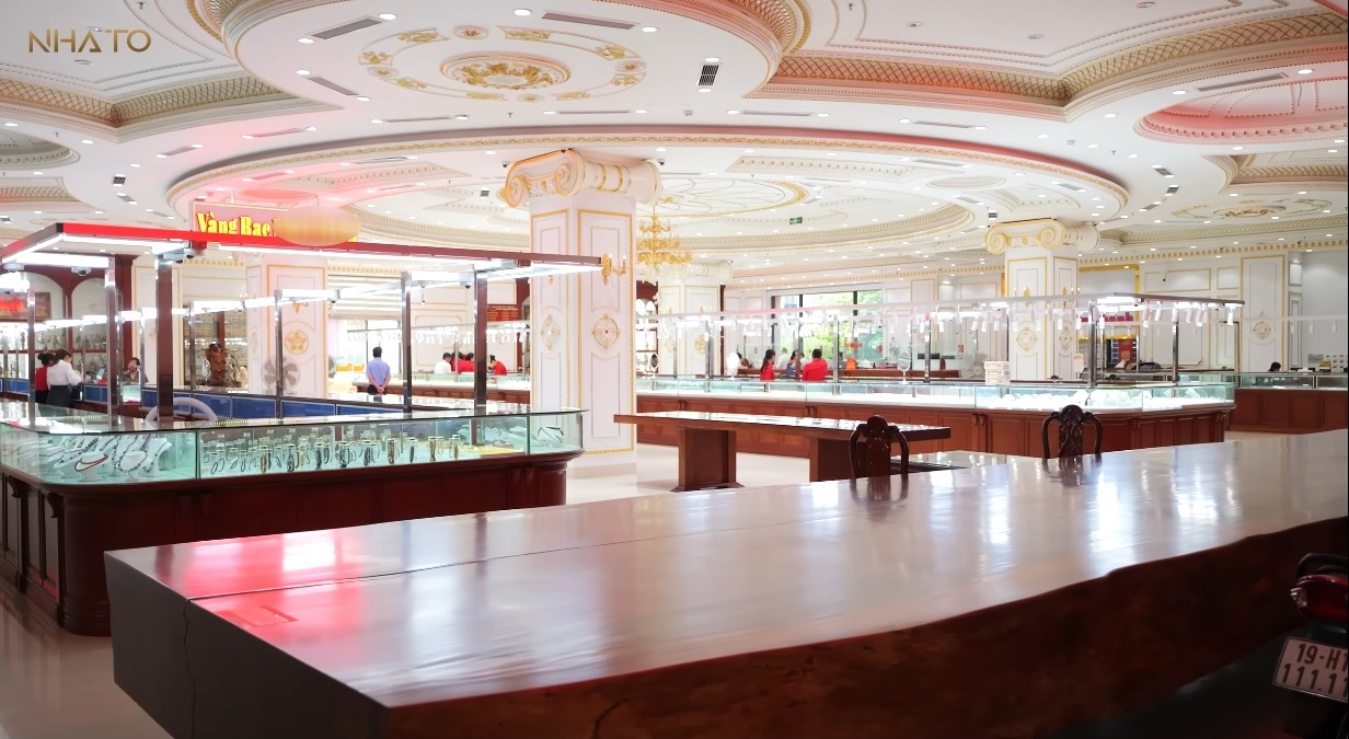 Biệt thự rộng 2.800 m2, gia chủ sống trên "núi vàng", đến phòng của giúp việc cũng dát vàng sáng bóng - Ảnh 3.