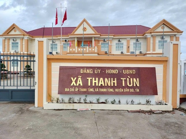 Khiển trách bí thư xã ở Cà Mau gỡ máy lạnh cơ quan đem về nhà - Ảnh 1.