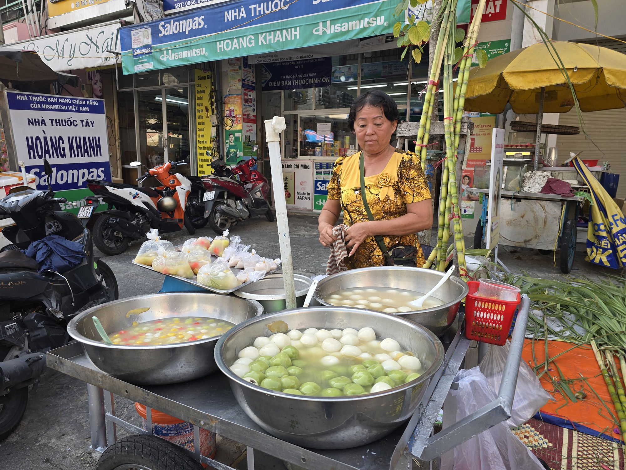 Người Hoa ở TP HCM mua mía để ông Táo bắt thang về Trời- Ảnh 6.