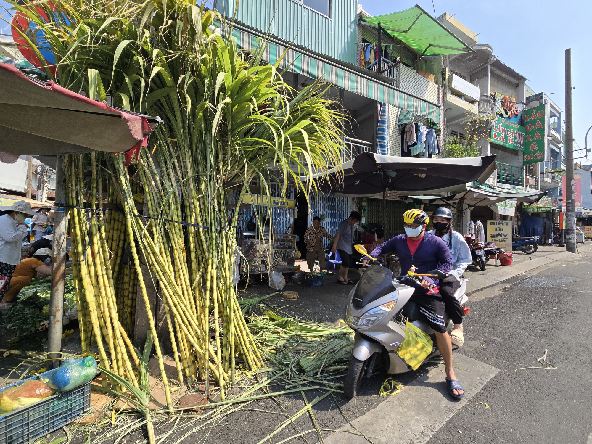 Người Hoa ở TP HCM mua mía để ông Táo bắt thang về Trời- Ảnh 1.