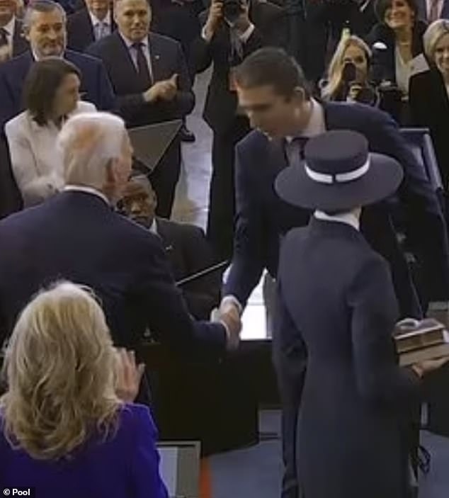 Chuyên gia ngôn ngữ cơ thể giải mã khoảnh khắc Barron Trump bắt tay và thì thầm với cựu Tổng thống Mỹ Joe Biden- Ảnh 3. Chuyên gia ngôn ngữ cơ thể giải mã khoảnh khắc Barron Trump bắt tay và thì thầm với cựu Tổng thống Mỹ Joe Biden- Ảnh 3.
