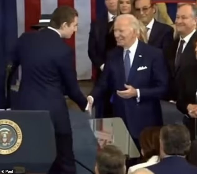 Chuyên gia ngôn ngữ cơ thể giải mã khoảnh khắc Barron Trump bắt tay và thì thầm với cựu Tổng thống Mỹ Joe Biden- Ảnh 1. Chuyên gia ngôn ngữ cơ thể giải mã khoảnh khắc Barron Trump bắt tay và thì thầm với cựu Tổng thống Mỹ Joe Biden- Ảnh 1.