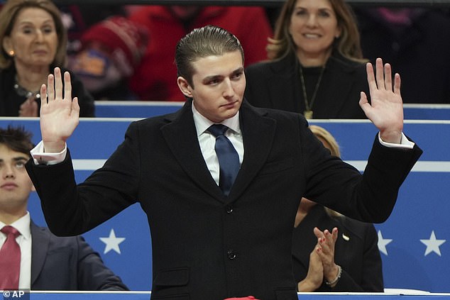 Chuyên gia ngôn ngữ cơ thể giải mã khoảnh khắc Barron Trump bắt tay và thì thầm với cựu Tổng thống Mỹ Joe Biden- Ảnh 4. Chuyên gia ngôn ngữ cơ thể giải mã khoảnh khắc Barron Trump bắt tay và thì thầm với cựu Tổng thống Mỹ Joe Biden- Ảnh 4.