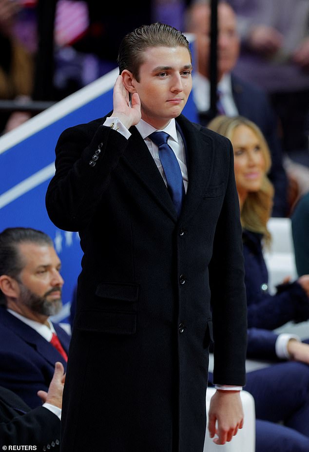 Chuyên gia ngôn ngữ cơ thể giải mã khoảnh khắc Barron Trump bắt tay và thì thầm với cựu Tổng thống Mỹ Joe Biden- Ảnh 5. Chuyên gia ngôn ngữ cơ thể giải mã khoảnh khắc Barron Trump bắt tay và thì thầm với cựu Tổng thống Mỹ Joe Biden- Ảnh 5.