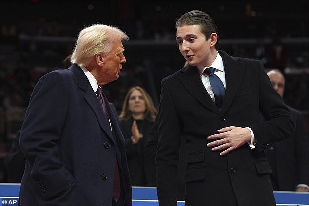 Chuyên gia ngôn ngữ cơ thể giải mã khoảnh khắc Barron Trump bắt tay và thì thầm với cựu Tổng thống Mỹ Joe Biden- Ảnh 6. Chuyên gia ngôn ngữ cơ thể giải mã khoảnh khắc Barron Trump bắt tay và thì thầm với cựu Tổng thống Mỹ Joe Biden- Ảnh 6.