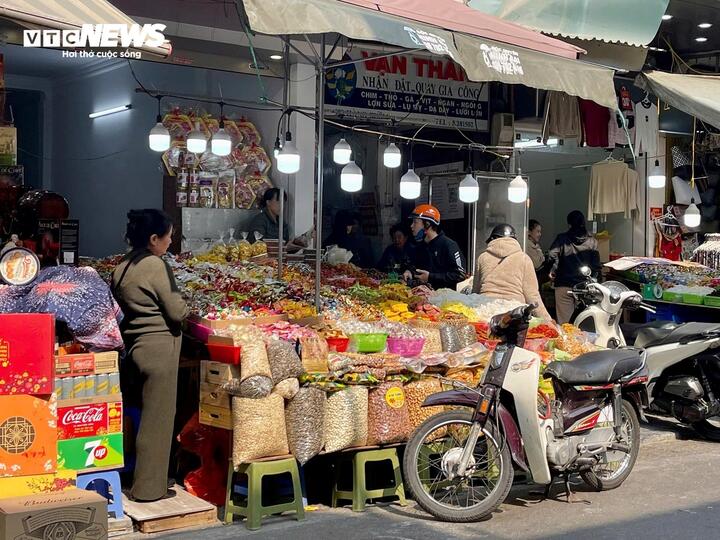 Cảnh lạ ở 'thủ phủ' bánh kẹo Hà Nội ngày cận Tết Nguyên đán Ất Tỵ - Ảnh 6.