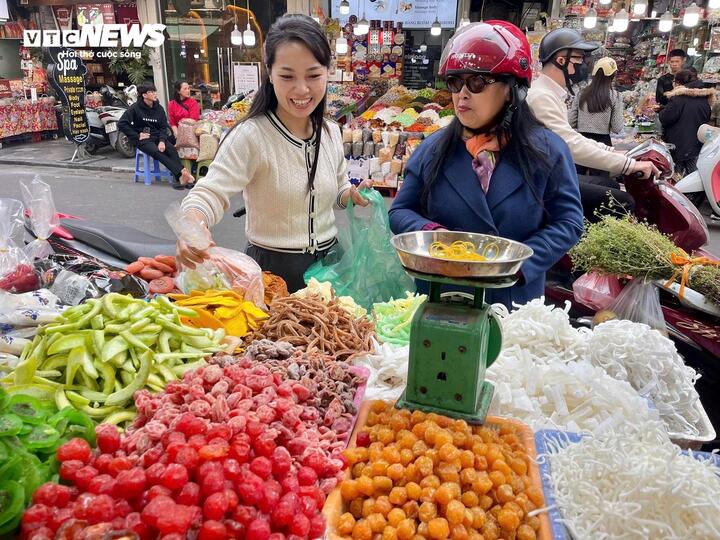 Cảnh lạ ở 'thủ phủ' bánh kẹo Hà Nội ngày cận Tết Nguyên đán Ất Tỵ - Ảnh 11.